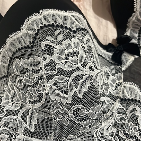 VICTORIA SECRET LINGERIE 36D - Picture 3 of 5